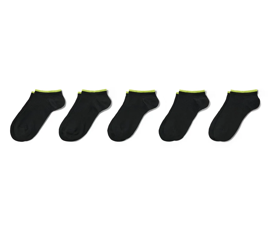 Cinq paires de chaussettes de sport noires pour enfants avec une bordure vert néon. Chaussettes de sport pour enfants.