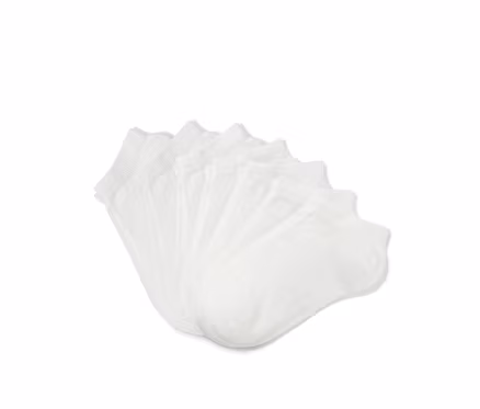 Sept paires de socquettes blanches pour enfant sont disposées en éventail.