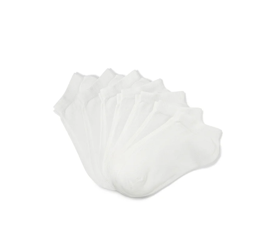 Sept paires de socquettes blanches pour enfant sont disposées en éventail.