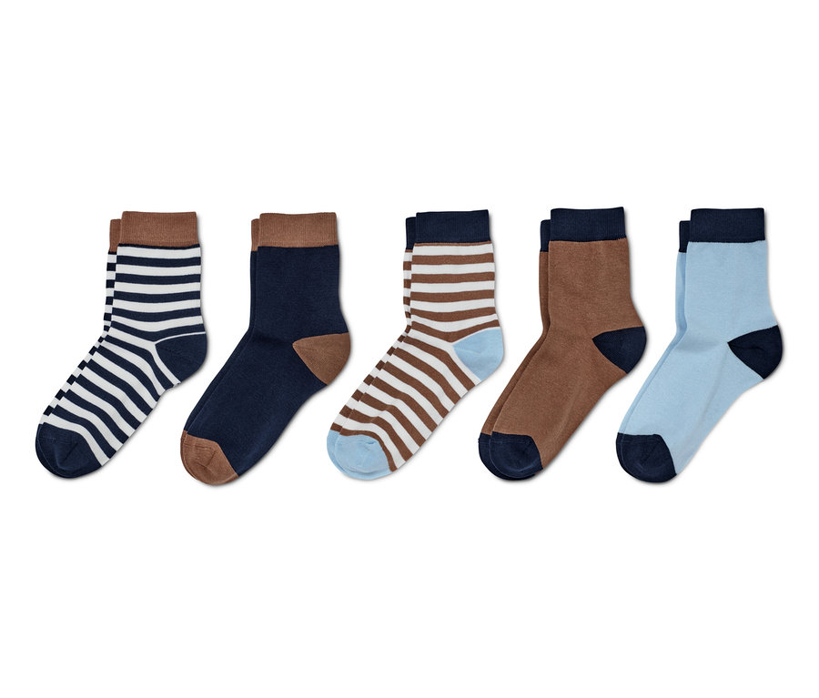 Cinq paires de chaussettes de différentes couleurs et motifs.