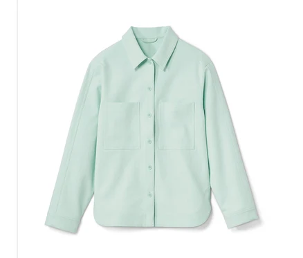 Veste chemisier vert clair NAH/STUDIO en coton recyclé avec manches longues, boutons et deux poches.