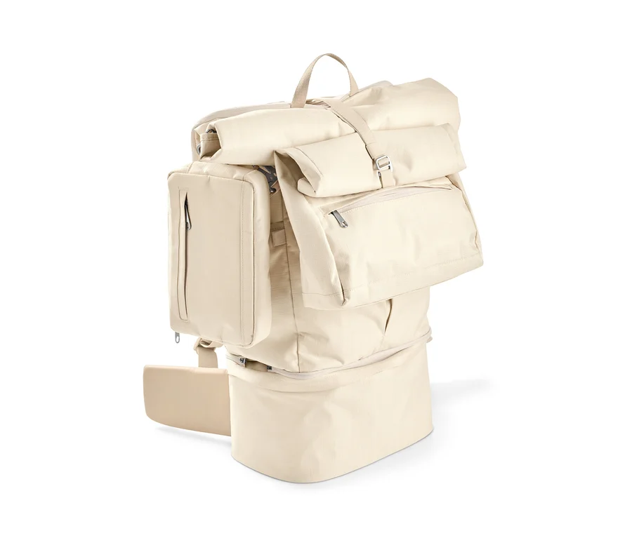 Un sac à dos de voyage 3 en 1 beige sur fond blanc.