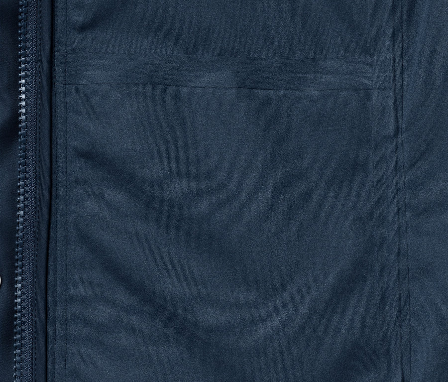 Détail d'une veste de pluie bleue avec poche et fermeture éclair.