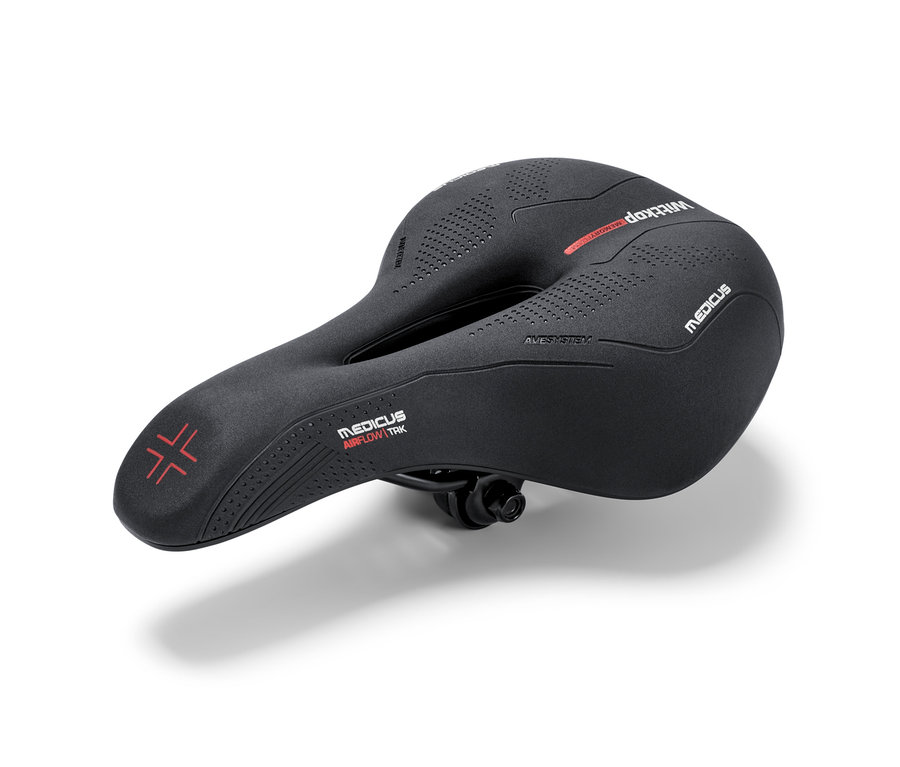 Selle de vélo noire avec des détails rouges.