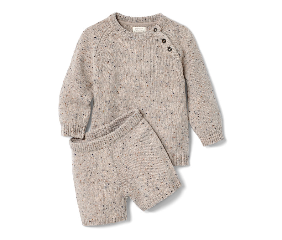 Un ensemble en maille avec de la laine RWS est posé sur un fond blanc.