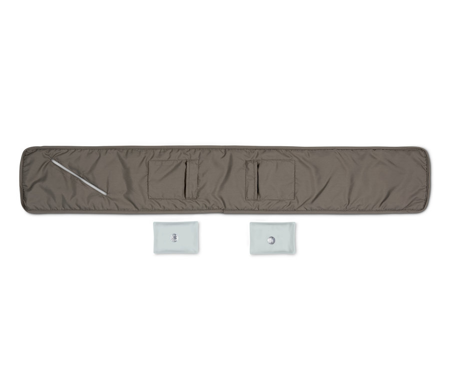 Une écharpe matelassée avec coussin chauffant et deux éléments chauffants sont posés sur un fond blanc.