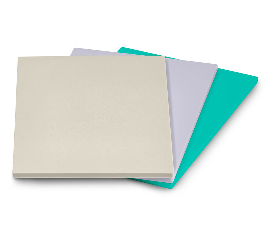 Trois planches à découper avec support en beige, violet et turquoise.