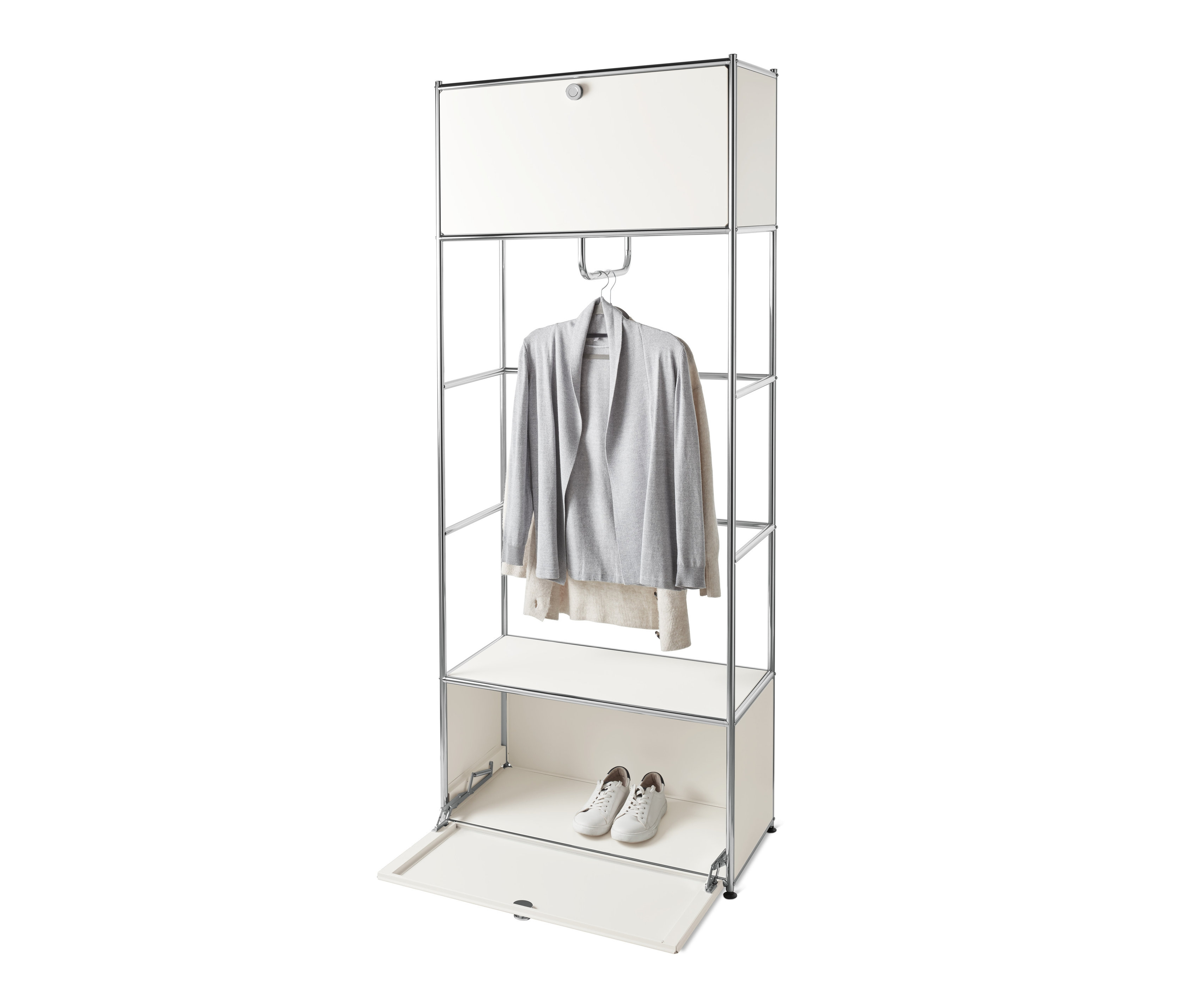 Garde-robe en métal « CN3 » blanche avec cardigan gris sur un cintre et chaussures blanches dans le compartiment inférieur.