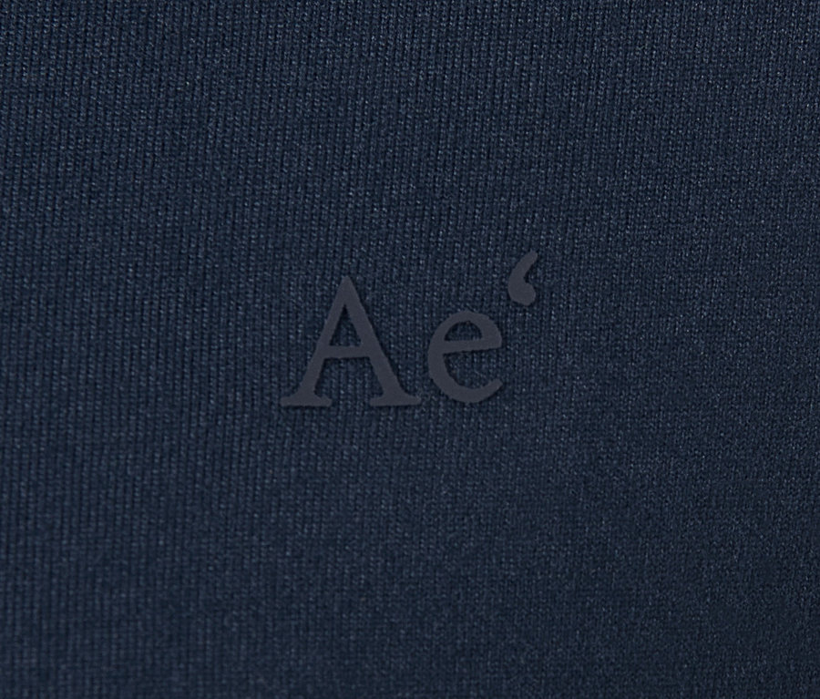 Gros plan sur un t-shirt fonctionnel à manches longues bleu foncé.