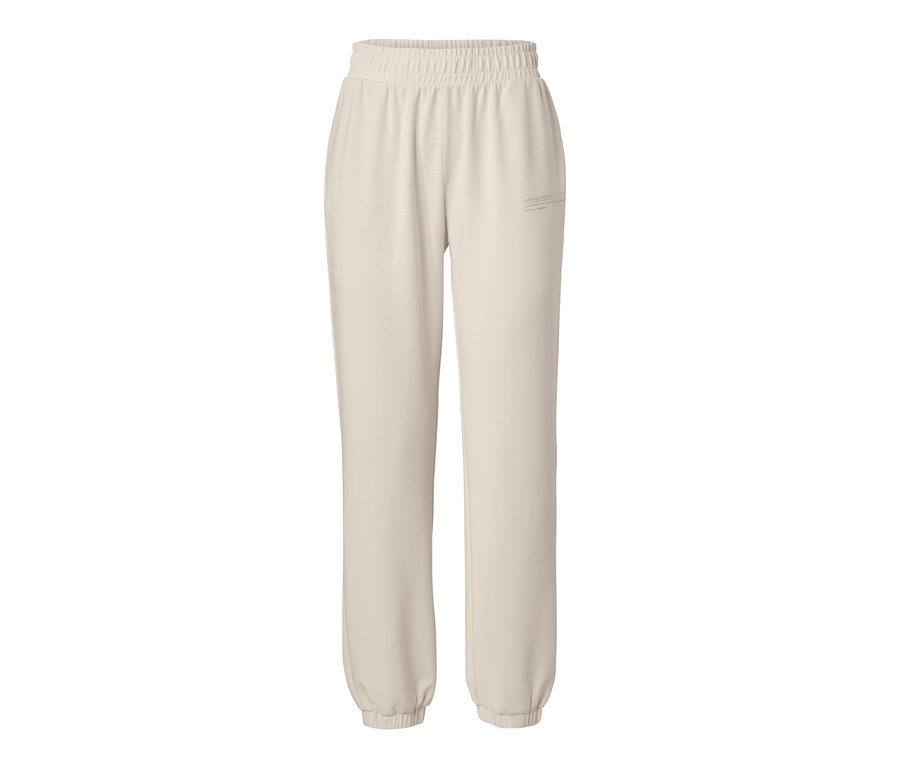 Un pantalon molletonné très doux beige sur fond blanc.