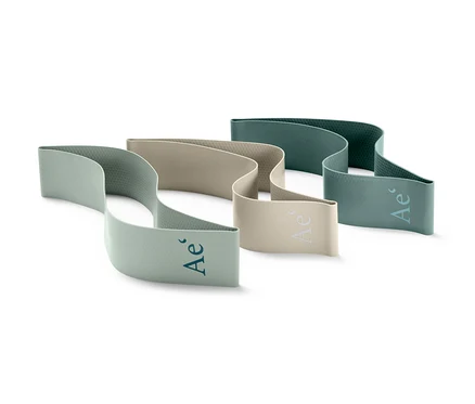 Trois mini-bandes vertes, beige et bleu-vert sont posées côte à côte sur un fond blanc.