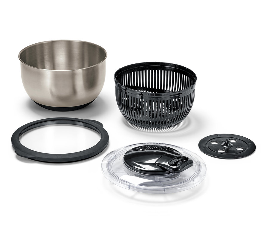 Une essoreuse à salade en inox avec couvercle démontée sur un fond blanc.