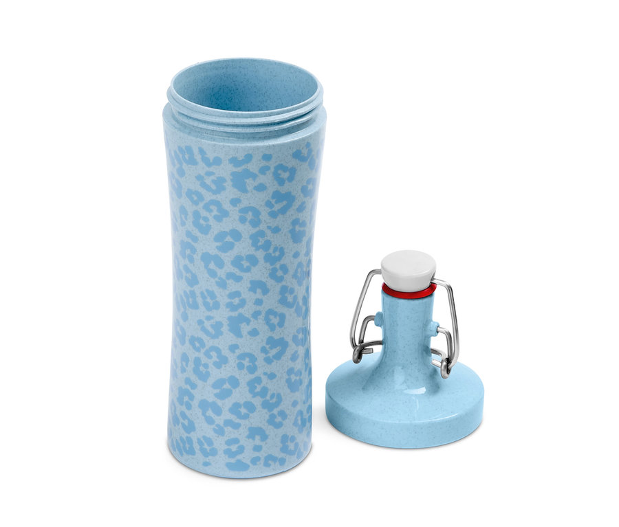 Gourde KOZIOL ouverte bleu clair avec un motif léopard.
