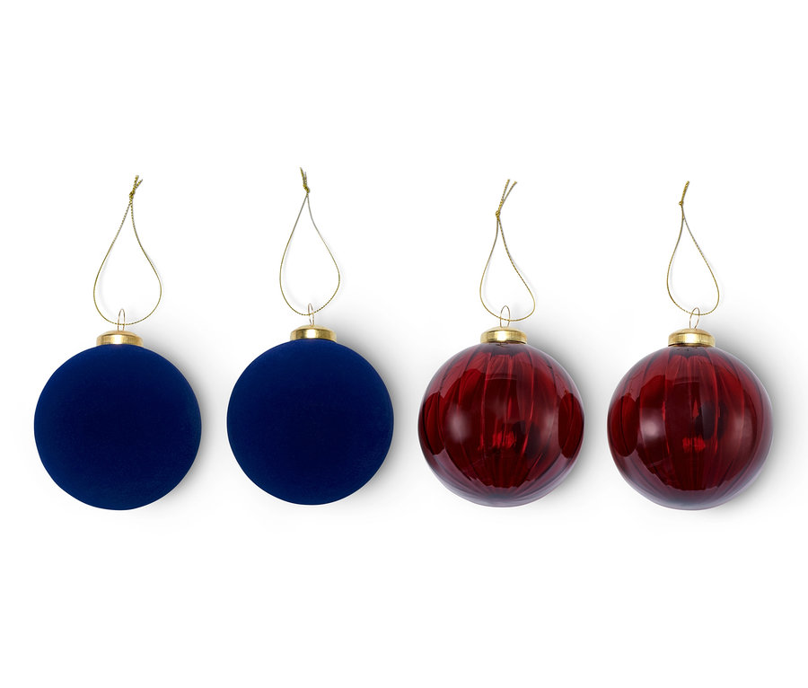 Quatre boules de Noël : deux bleues et deux rouges.