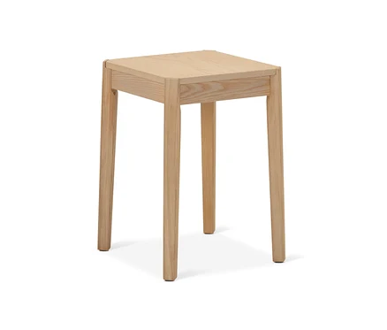 Tabouret en frêne sur fond blanc.