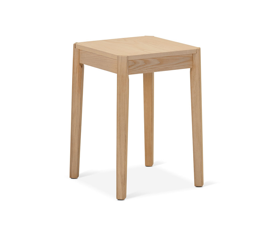 Tabouret en frêne sur fond blanc.