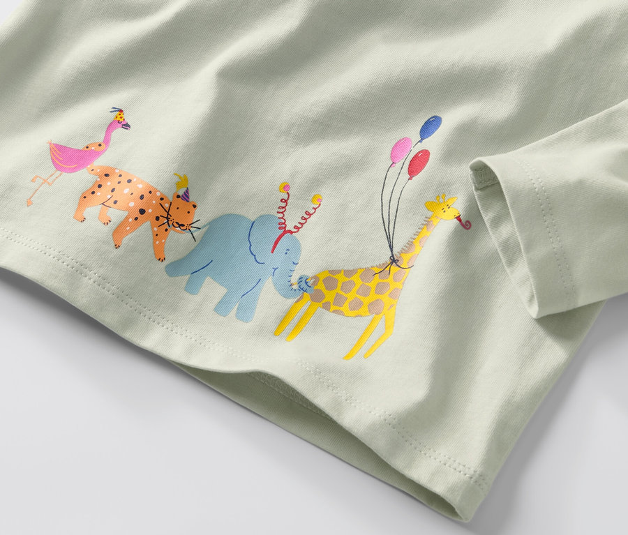 Haut à manches longues vert clair avec des animaux portant des chapeaux d'anniversaire.