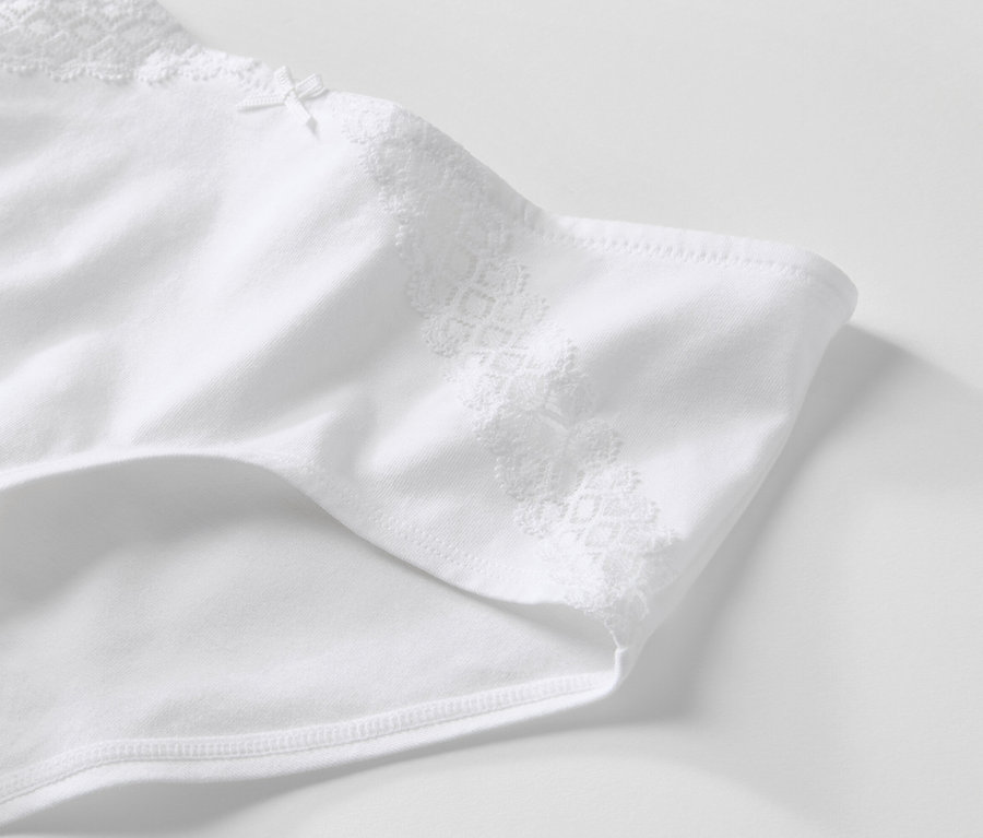 Gros plan sur 2 culottes blanches avec détails en dentelle.
