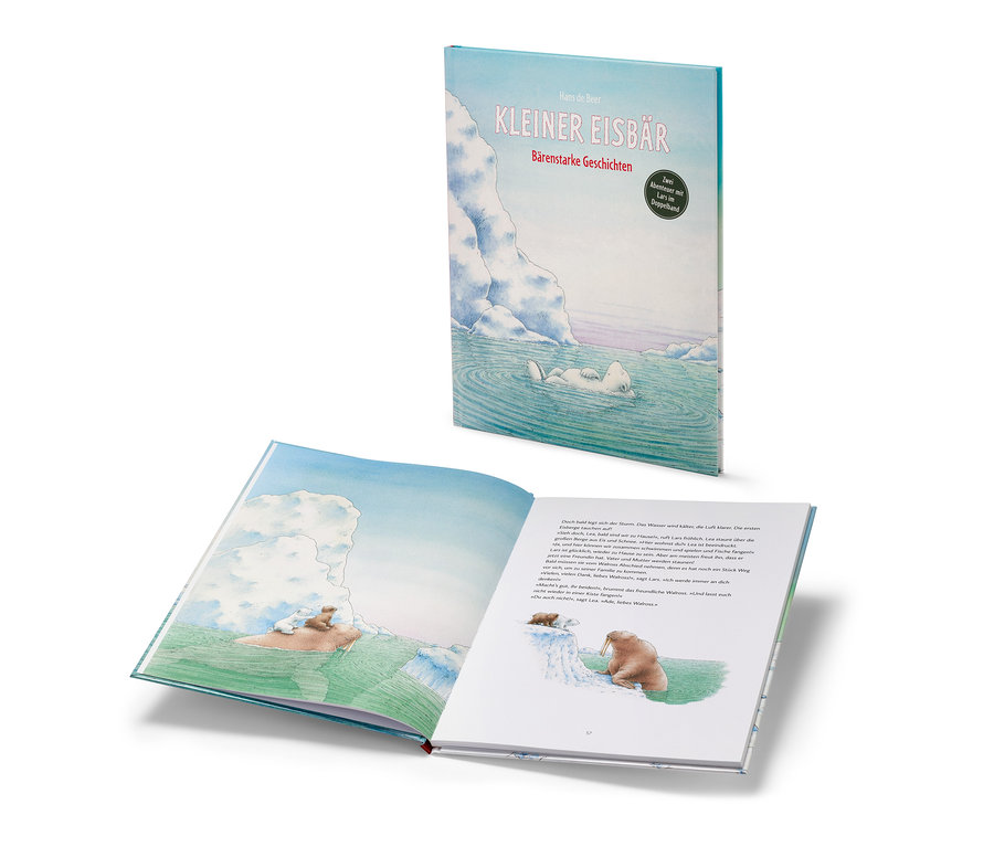 Un livre ouvert et derrière lui un livre « Kleiner Eisbär – bärenstarke Geschichten ».