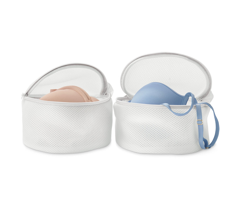 Deux filets de lavage blancs pour soutiens-gorge, contenant chacun un soutien-gorge.