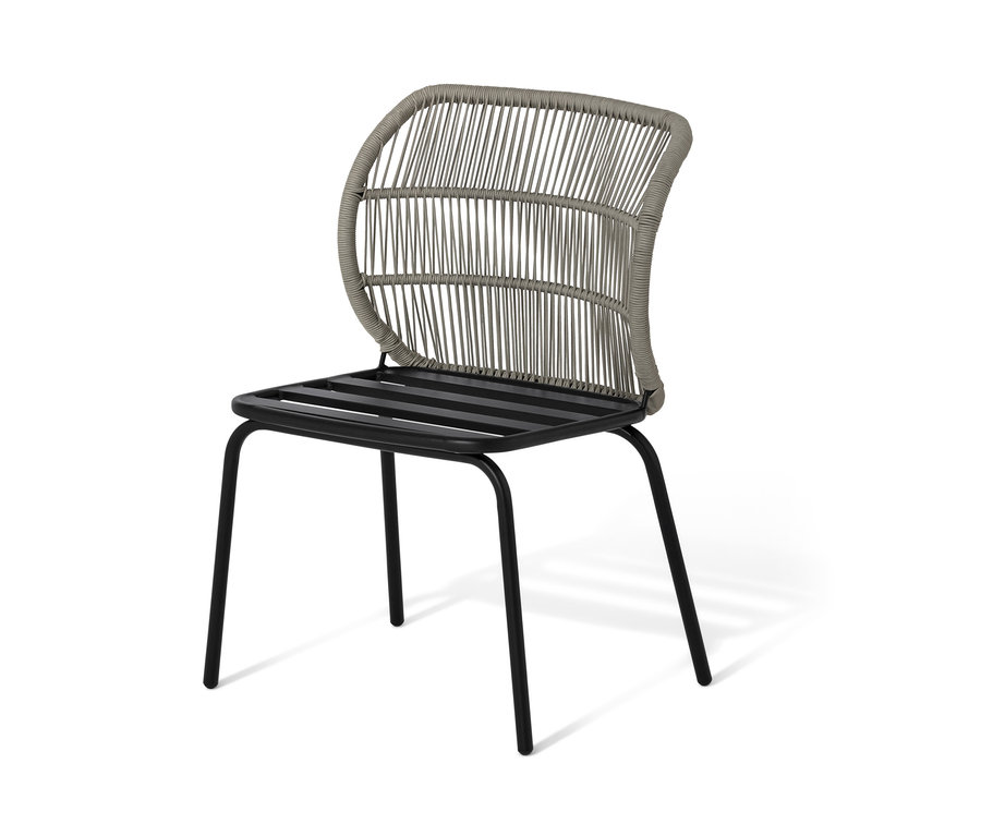 Chaise avec tressage textile et pieds noirs.