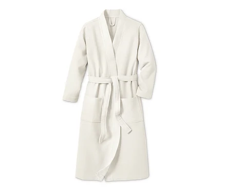 Un peignoir blanc pour femme avec une ceinture.