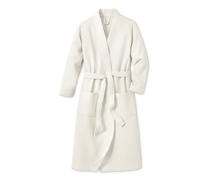 Un peignoir blanc pour femme avec une ceinture.