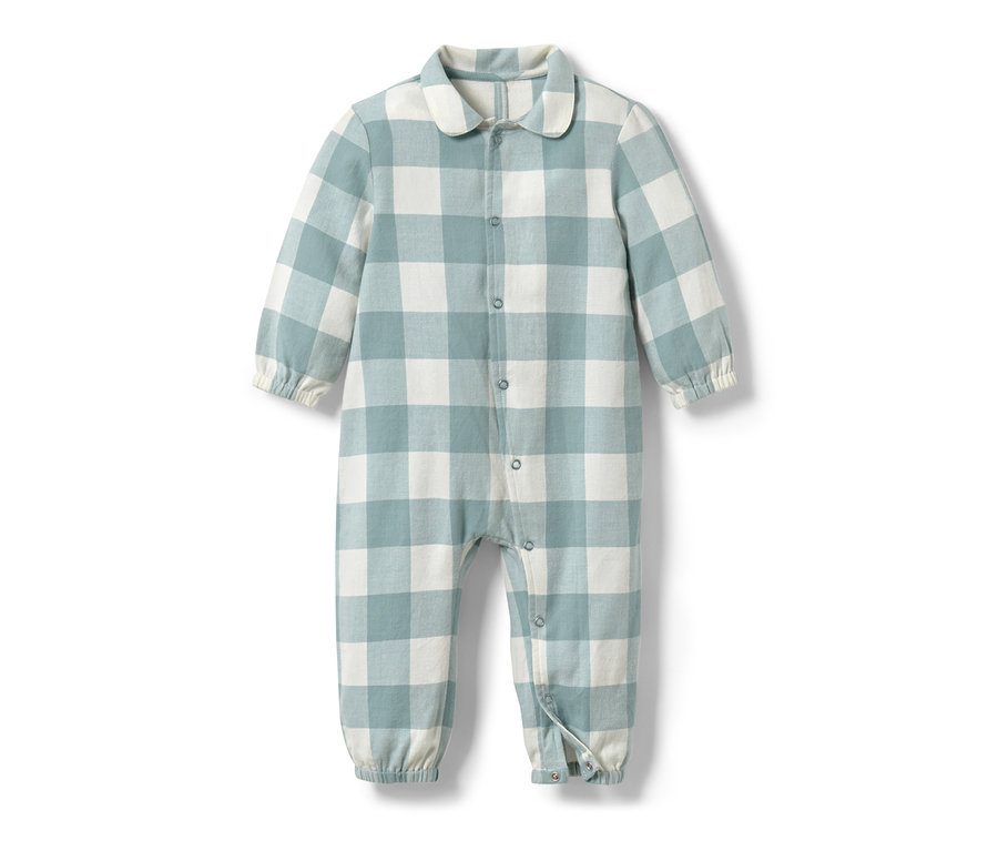 Pyjama pour bébé en flanelle à carreaux bleu et blanc avec manches longues.