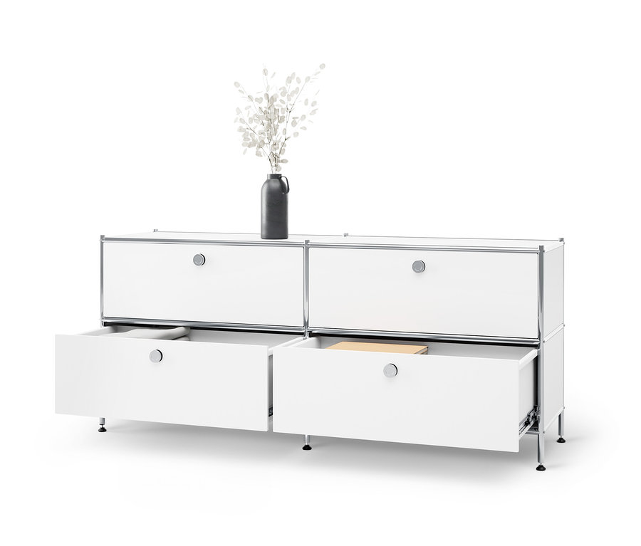 Meuble bas en métal « CN3 » blanc avec 4 tiroirs dont deux sont ouverts. Un vase avec des branches blanches est posé sur le meuble.