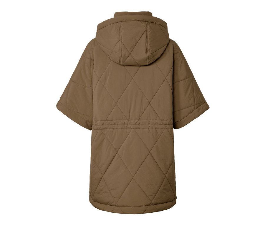 Poncho matelassé à capuche marron.