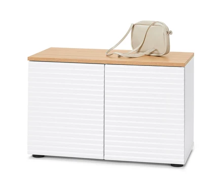 Un banc avec espace de rangement avec des portes blanches et un dessus en bois. Un sac à main crème repose sur le dessus.