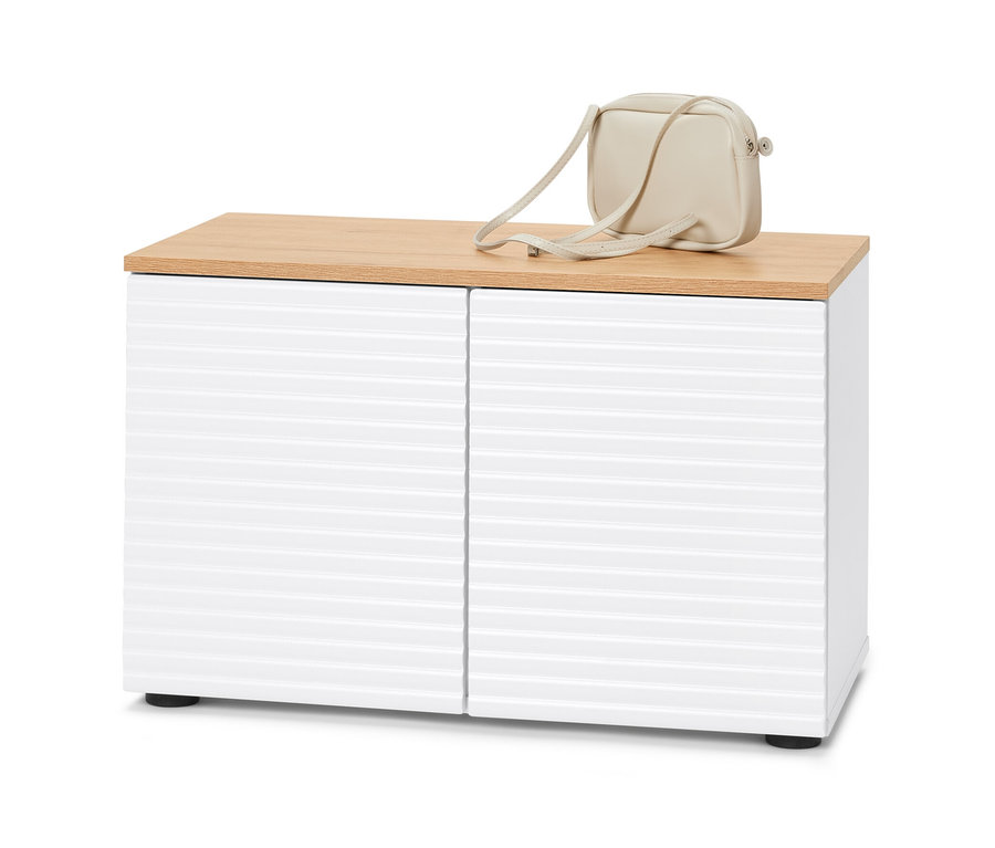 Un banc avec espace de rangement avec des portes blanches et un dessus en bois. Un sac à main crème repose sur le dessus.