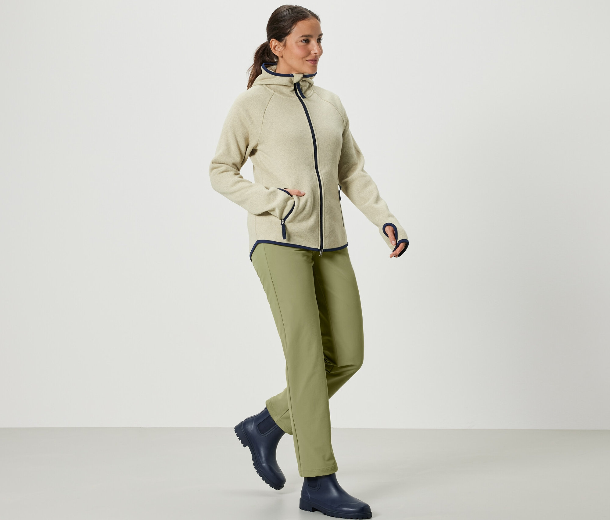Femme marchant et portant un pantalon en softshell kaki.