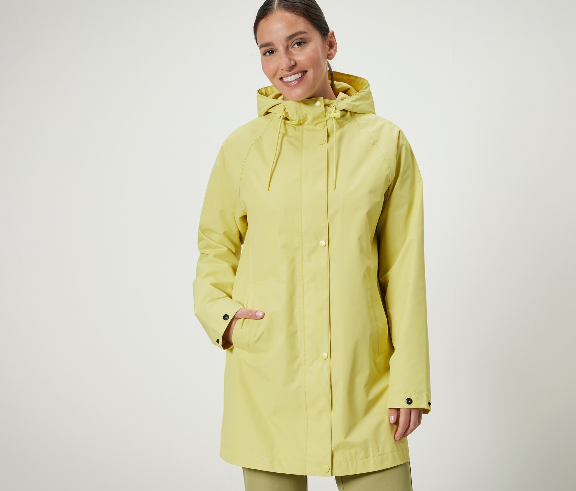 Femme portant une veste de pluie jaune.