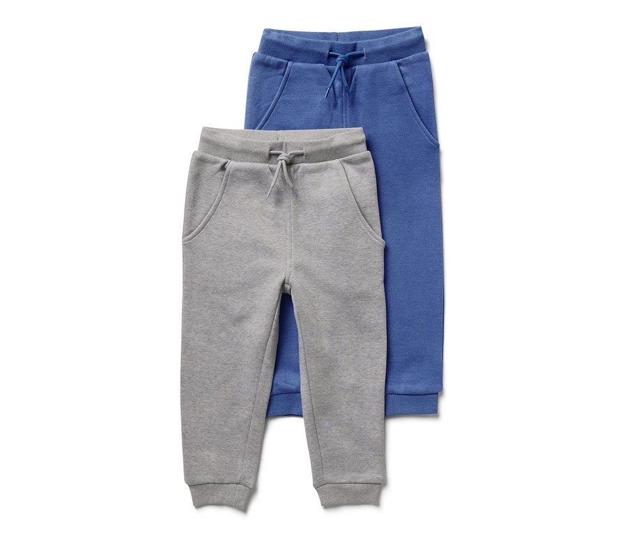 Deux pantalons de survêtement pour enfants, un gris et un bleu.
