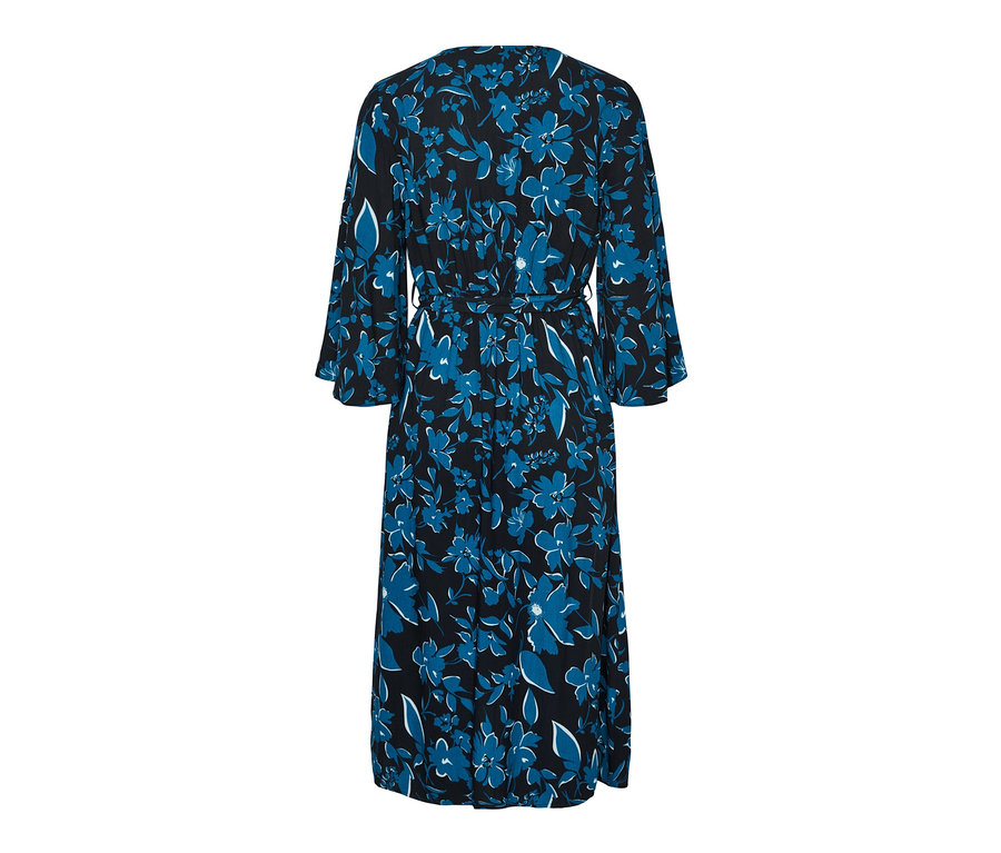 Robe noire à imprimé floral bleu avec ceinture.