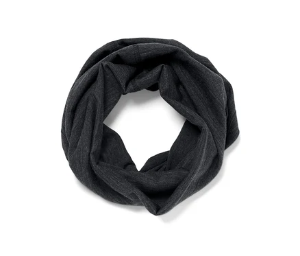 Une serviette multifonction en mérinos anthracite enroulée en cercle.