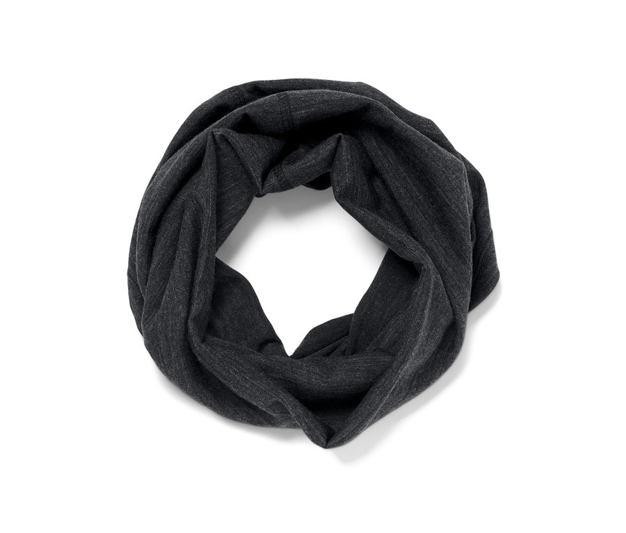 Une serviette multifonction en mérinos anthracite enroulée en cercle.