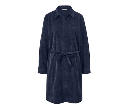 Robe en velours côtelé bleue à manches longues avec ceinture.