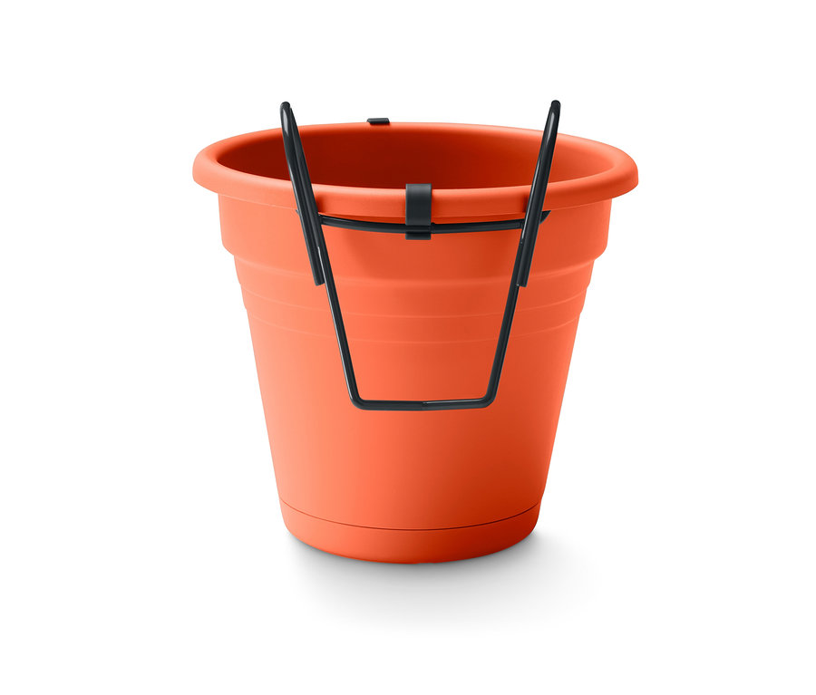 Pot de fleurs à suspendre au balcon orange avec support noir.