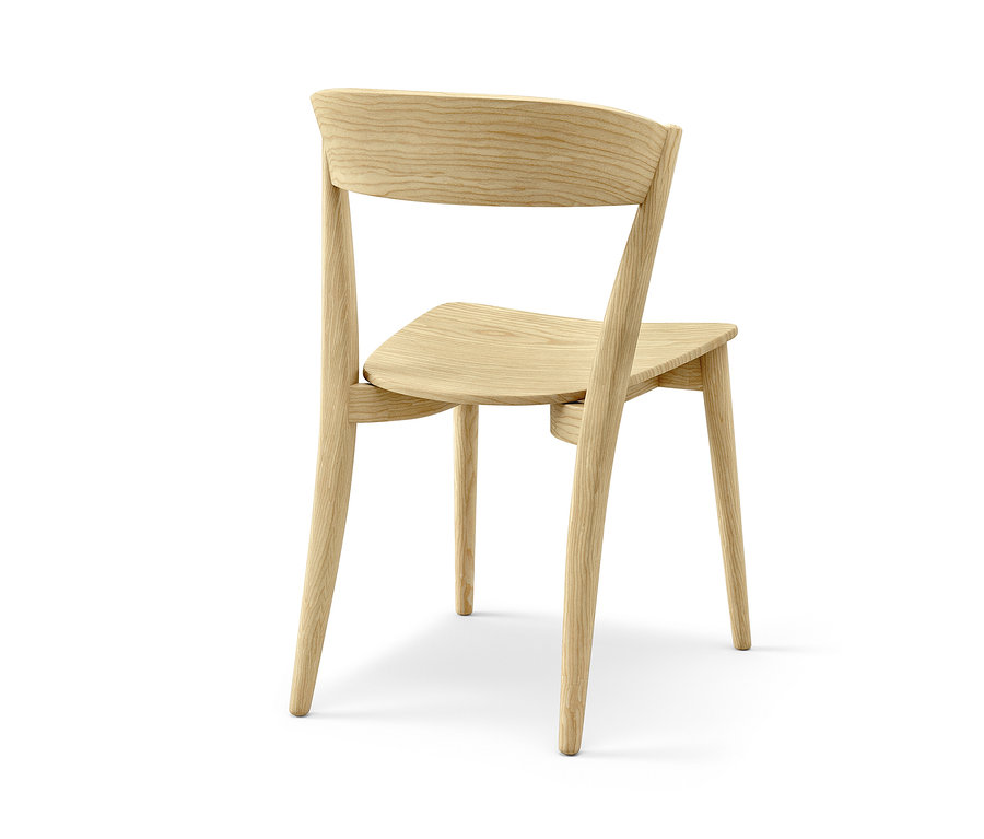 Gros plan d'une chaise en bois.