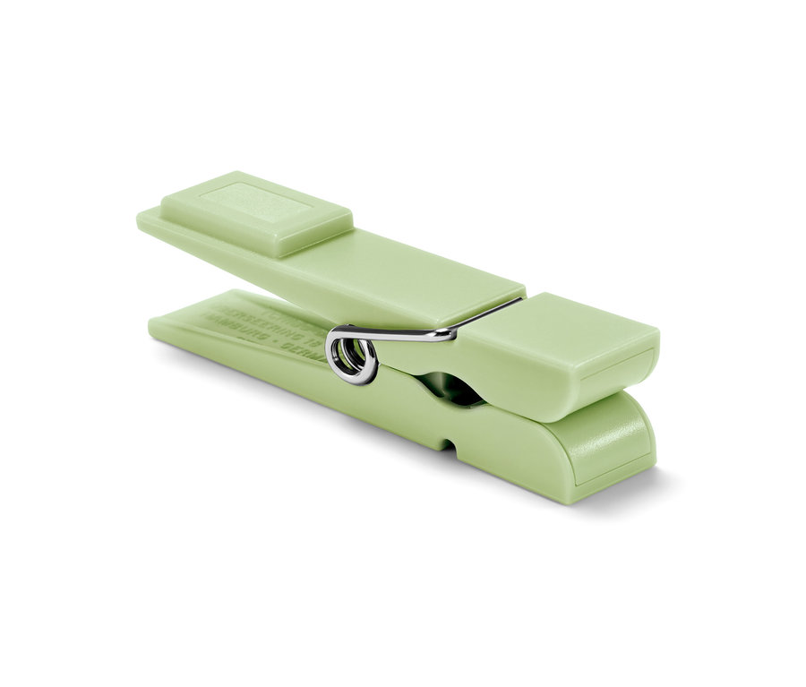 Gros plan sur un aimant de réfrigérateur vert clair.