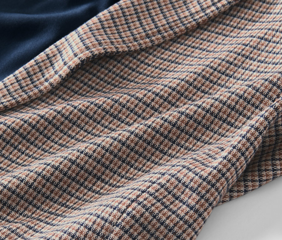 Détail d'un blazer en sweat à carreaux.