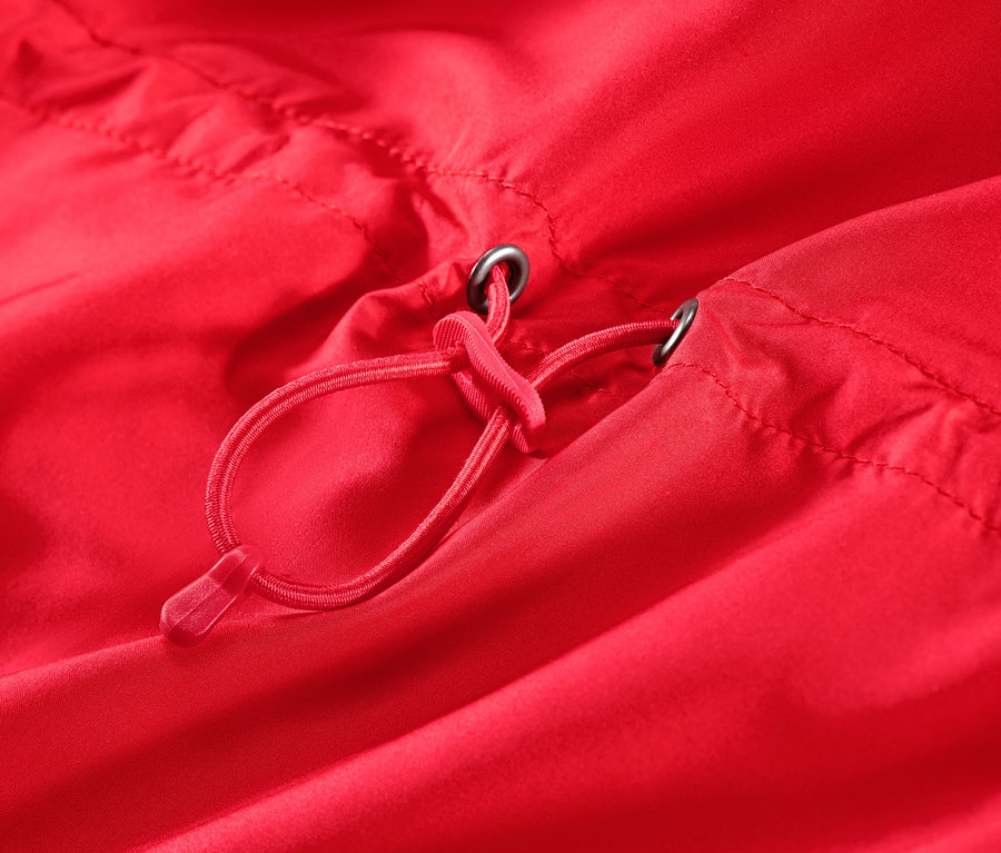 Gros plan sur le cordon de serrage d'une veste de course l



g





ère rouge