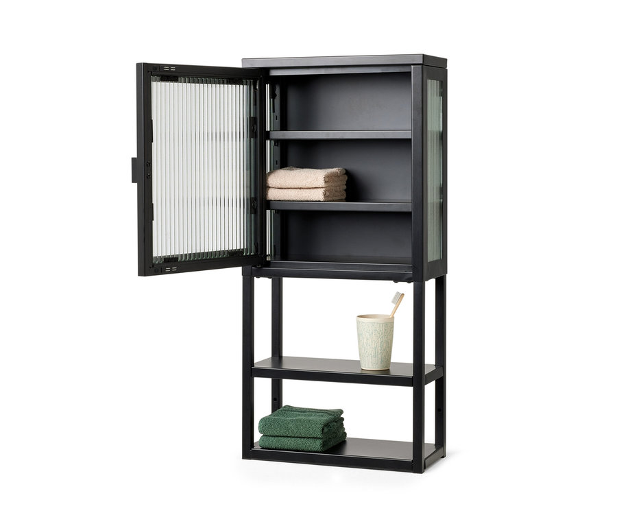 Armoire murale noire avec porte en verre, avec des serviettes et un gobelet avec une brosse à dents.