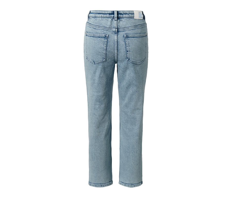 Gros plan sur l'arrière d'un jean modern denim « Fit Ava ».