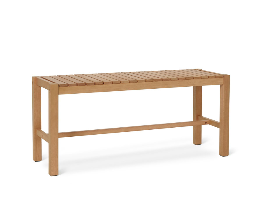 Un banc en bois «Lenja» sur fond blanc.