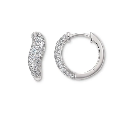 Deux créoles en argent 925 avec un design ondulé.