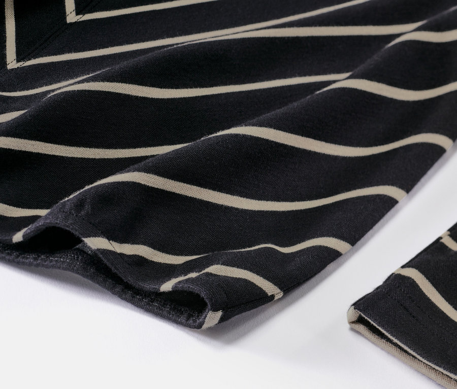 Détail d'une blouse rayée en modal mélangé.