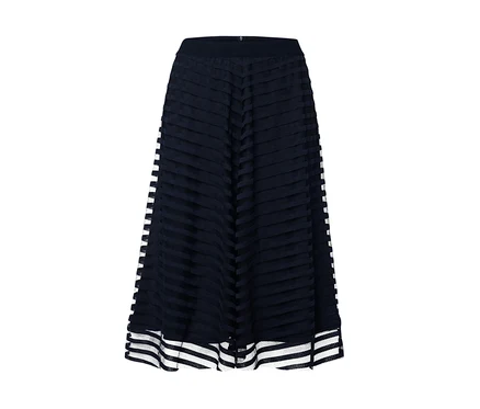 Jupe en mesh avec des rayures noires et blanches.